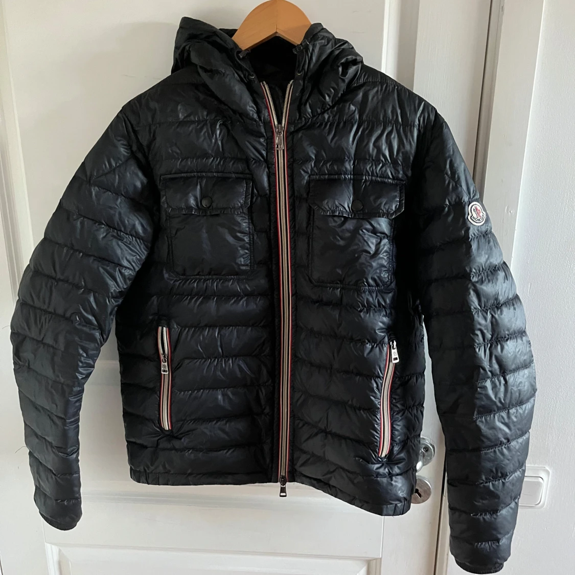 Svart dunjacka från Moncler