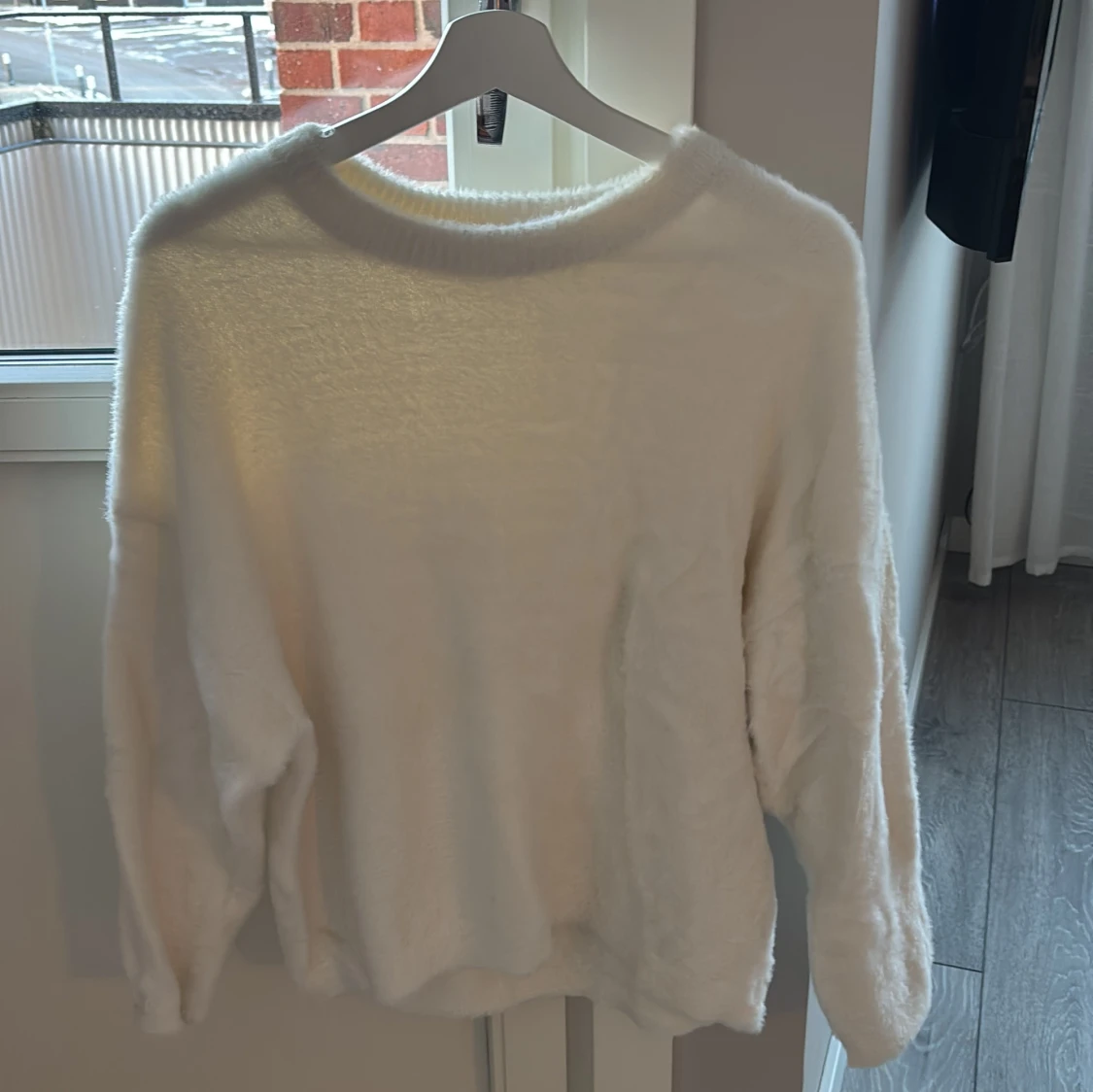 Vit fluffig tröja