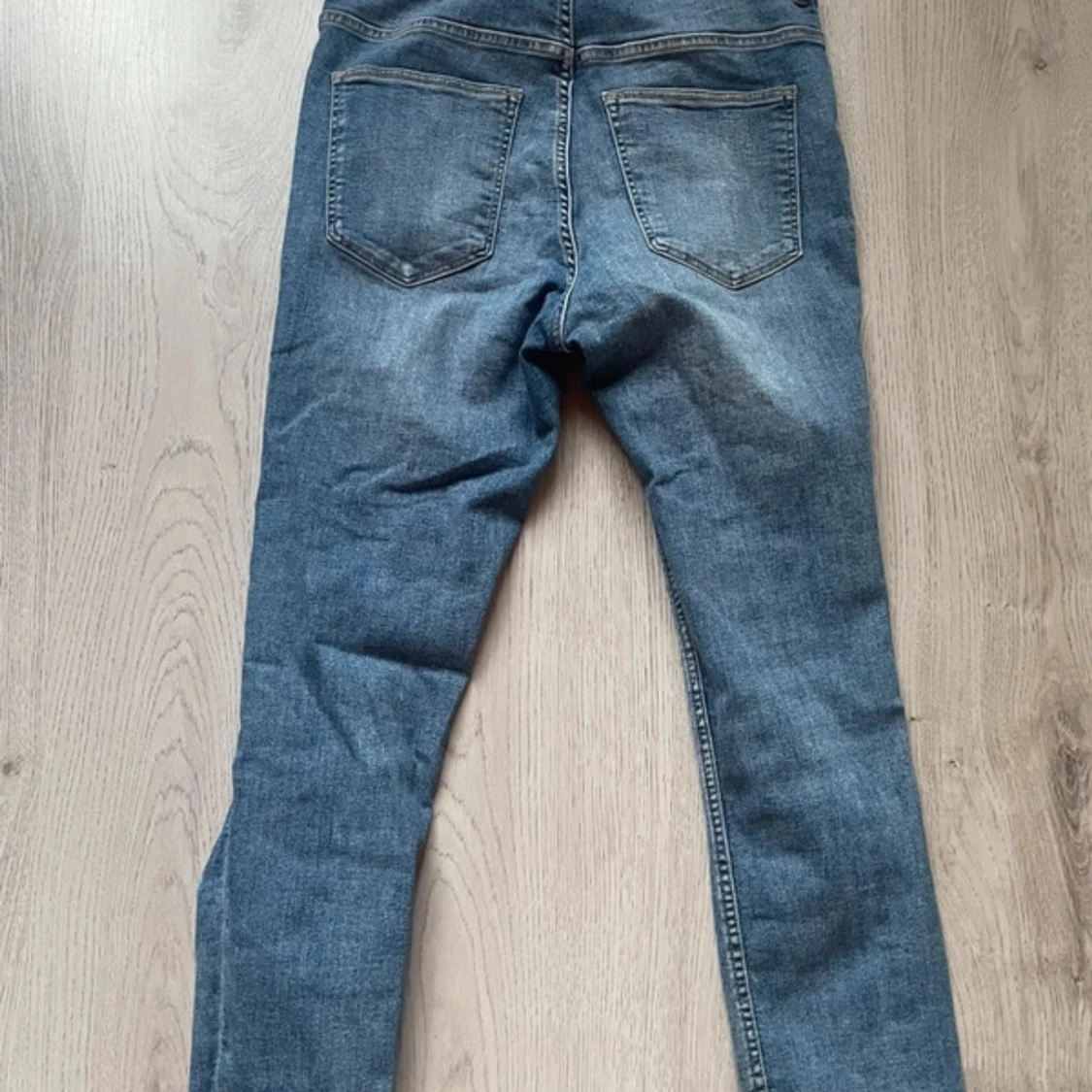 Blå slitna jeans - 92