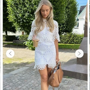 Vit spetsklänning - Slutsåld vit spetsklänning med korta ärmar och ett vackert mönster. Perfekt till studenten! Klänningen har en normal passform och är i mycket bra skick. Använd endast engång på studentmottagningen. Skriv vid frågor eller fler bilder🤍(nypris 1099) (vit underklänning tillkommer ej) 
