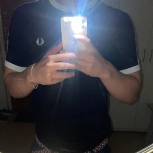 T-shirt  - Snygg å fräsh T-shirt i storlek S, väldigt bra skick. Pris kan diskuteras såklart.