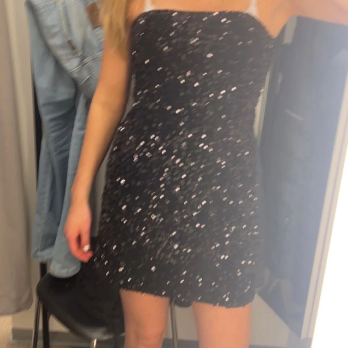 Svart paljettklänning - 90