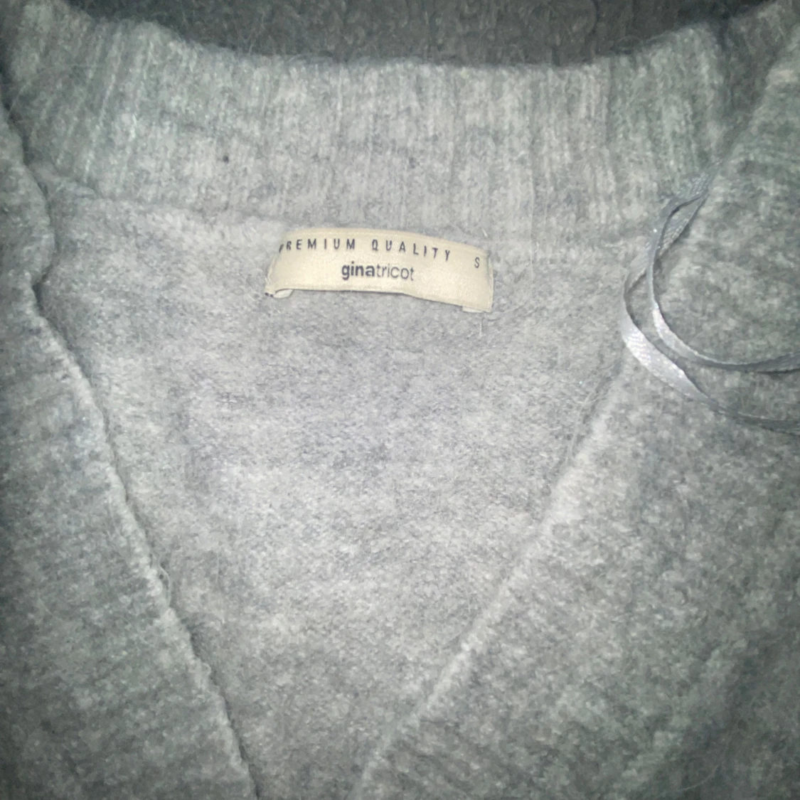 Grå stickad tröja från Gina Tricot - 90