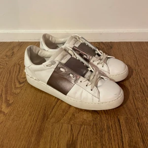 Valentino Open Grå - SÄNKER PRIS VID SNABBT KÖP.                     Säljer ett par valentino open för endast 1499kr. Skorna kan se lite guldiga ut men de är gråa Strl 40.5 men passar 1 strl större. Hör av er vid funderingar! Tar också emot byten. SNÖREN KOMMER MED TILL ANDRA SKORN OCKSÅ.         Skick 8/10.   