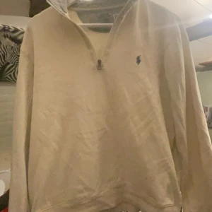 Beige tröja från Ralph Lauren - Säljer en stilren beige tröja från Ralph Lauren med half zip , Säljer då jag råkade köpa förstor och den är inte använd endast testad. Helt ny