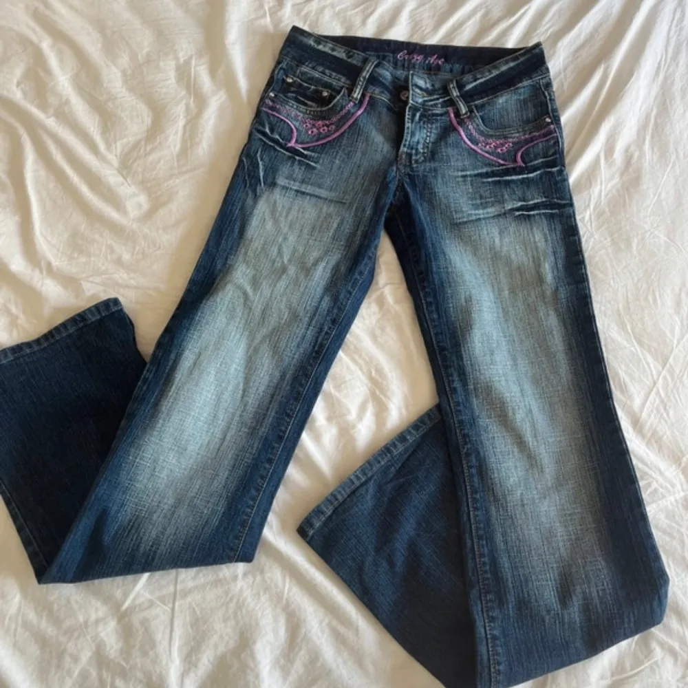 Lågmidjade jeans från Crazy Age i storlek s midjemått rakt över: 38cm innerben: 83cm 💓💓 jag är 165cm och dom är långa på mig (går såklart att sy in). Jeans & Byxor.