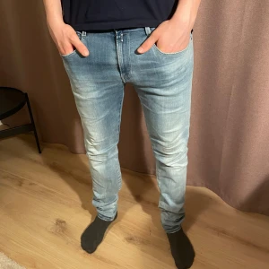 Replay anbass  - Säljer ett par Replay i modellen anbass! Storlek W34 L34 men sitter lite mindre! Hör gärna av dig om du har frågor!