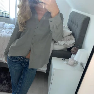 Sage blus🩵 - Snygg grå/ljusgrön blus med knappar. Perfekt för en avslappnad stil. Långärmad och i en mjuk, bekväm passform.