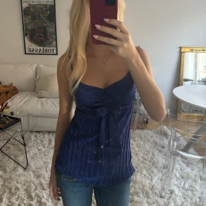 Mörkblå topp  - Mörkblått linne i satin som skimrar i silver 💙 Storlek XS-S