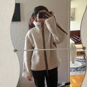 Oanvänd teddyjacka från H&M  stl S - Mysig beige teddyjacka från H&M. Helt oanvänd med prislapp kvar. 