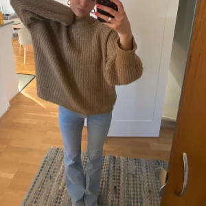Ljusa jeans från Zara - Säljer ett par ljusa bootcut jeans från Zara. De har en klassisk femficksdesign och en knappgylf🩷