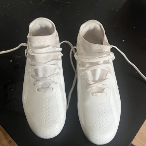 Adidas x crazyfast fotbollskor - Snygga vita fotbollsskor från Adidas med snörning och låg profil. Säljer dom pågrund av att dom va för stora för mig. Använda 1 gång och är fortfarande i vädligt bra skick.