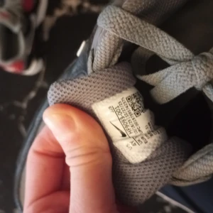 Nike Air Max i grått och rött - Säljer ett par snygga Nike Air Max sneakers i grått, svart och rött. I storlek 36 . Endast upptagna i kartong . Så dom är nya . 