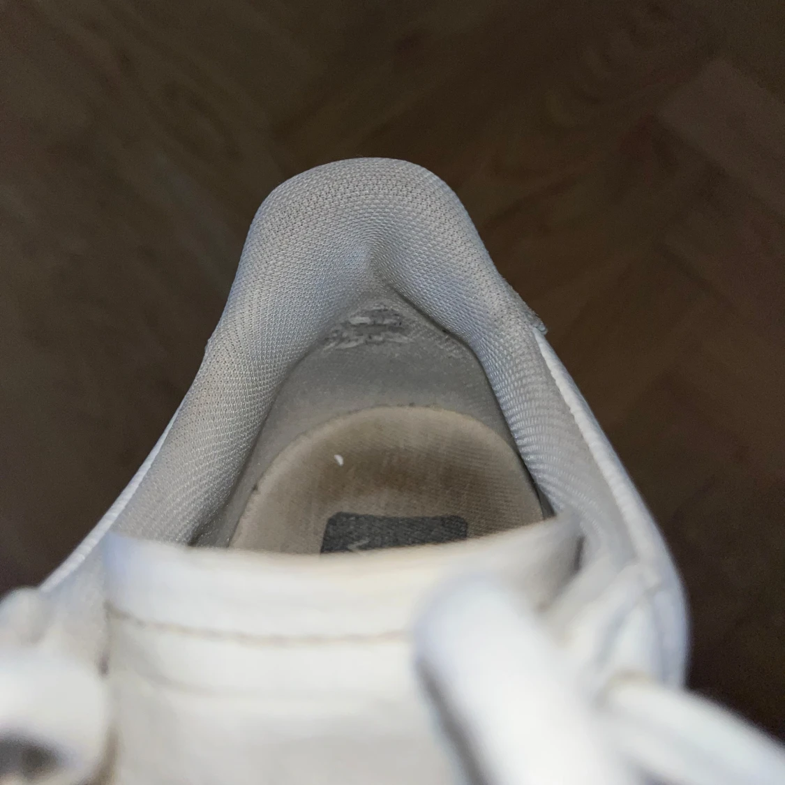 Vita sneakers med ljusgröna detaljer från Veja - 93