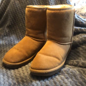 Bruna boots med foder - Säljer ett par mysiga bruna boots i storlek 41. De är fodrade med mjukt material som håller fötterna varma under kalla dagar. Perfekta för höst och vinter! De är i bra skick och redo för nya äventyr. 🧡