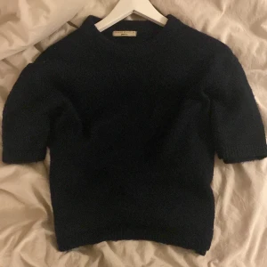 Mörkblå tröja från Gina Tricot - Säljer en supermysig mörkblå tröja från Gina Tricot i premiumkvalitet. Perfekt för kyliga dagar med sin mjuka och varma känsla. Tröjan har en klassisk design med normal passform och ärmar som slutar vid armbågen. Ett måste i garderoben för höst och vinter!