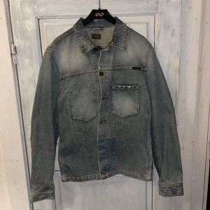 Jeansjacka från Nudie Jeans - Säljer en riktigt snygg jeansjacka från Nudie Jeans i storlek M och i ljusblå denim.  Helt oanvänd! 10/10 skick👌 Fler bilder så är det bara att fråga🙋‍♂️ 