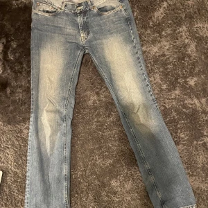 Blå jeans från Acne Jeans - Säljer ett par snygga blå jeans från Acne Jeans. De har en klassisk straight fit och är i bra skick med en cool tvättad look. Perfekta för både vardag och fest! 🕺