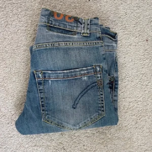 Dondup jeans - Säljer ett par riktigt snygga dondup jeans i storlek 30 i ett perfekt skick då de tyvärr är för långa för mig som är 169 cm. Nypris på dessa jeans är ca 3000kr