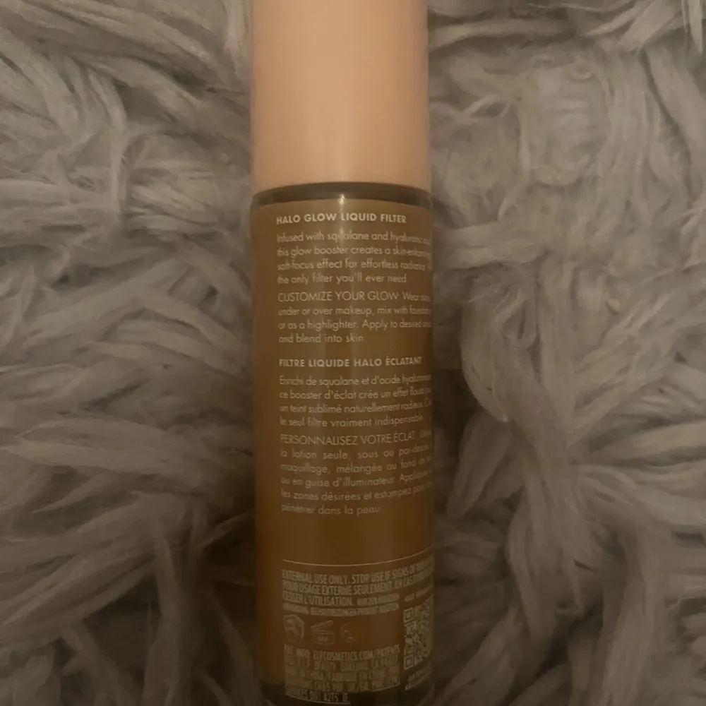 Säljer en e.l.f. Halo Glow Liquid Filter som ger en strålande finish.Färg 5 medium tan, Perfekt för att skapa en naturlig glow eller använd som highlighter. Innehåller hyaluronsyra för extra fukt!🧡. Skönhet.