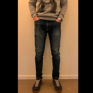 Mörkblå hollister jeans - Mörkblå jeans från Hollister, storlek 31/30, skick 7/10, original pris runt 500kr vårat pris 249kr, skriv om du har frågor✅🤗