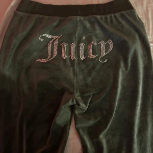Juicy Couture byxor - Säljer gröna juicy byxor då jag ej använder de längre. Inget som är sönder bara bandet som är borta. Pris kan diskuteras, köparen står för frakt.