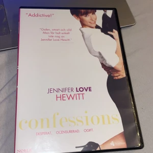 Confessions med Jennifer Love Hewitt - DVD med filmen 'Confessions' där Jennifer Love Hewitt spelar huvudrollen. En romantisk komedi som varar i 1 timme och 25 minuter. Filmen är oklippt och har svenska undertexter. Perfekt för en filmkväll med vänner!