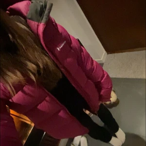Vinröd dunjacka från Peak Performance - Säljer en supermysig vinröd dunjacka från Peak Performance. Perfekt för kalla vinterdagar med jocka vaddering och skön huva. Jackan har en dragkedja framtill och är i mycket bra skick. Den är i stl L men passar mig som är S även om den är lite större❄️