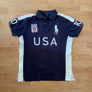 Ralph Lauren USA Polo / Pike - !skicka bud för snabb affär! Tvärfet Ralph Lauren usa piké, storlek L i bra skick utan skador. Sädd på hackel. Skriv om ni undrar någonting 📲💯