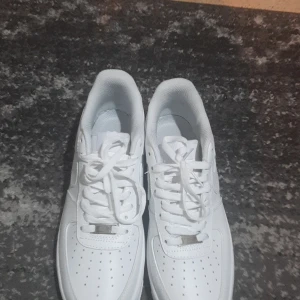 Vita Nike Air Force sneakers - Säljer ett par klassiska vita Nike Air Force sneakers i skinn. De har en stilren design med snörning och perforerade detaljer på tån för extra ventilation. Perfekta för både vardag och fest! 🏀👟 Storlek 43 passar 42 och 41. Dom är helt nya aldrig använda. Jag accepterar negotiations om man vill köpa den för lite mindre pris. Vid frågor skicka en meddelande 