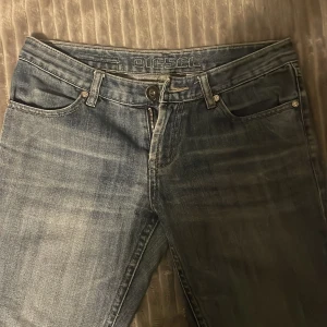 Säljer dessa fina diesel jeans - Jeans storleken är 28, skriv privat för Innerbenslängd och midjemått. Jeansen är i nyskick, de är lågmidjade och bootcut med en fin passform.