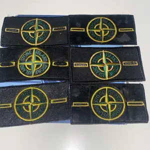 Säljer sex svarta  märken från Stone Island. Märkena har den ikoniska kompassdesignen i gult och grönt. Perfekta för att sätta på jackor eller tröjor för en stilren look.  1 kostar 150 och alla får du för 900