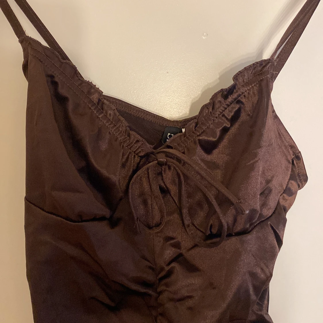 Skimrig brun klänning - 90