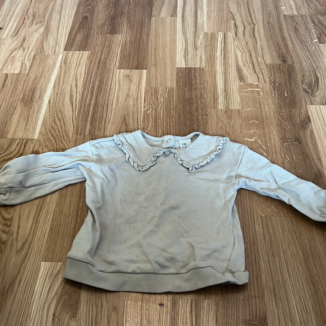 Beige tröja med volangkrage från H&M
