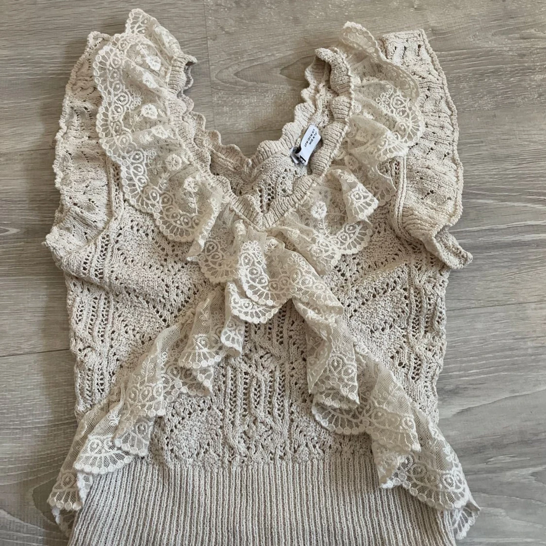 Beige spetsblus med volangdetaljer