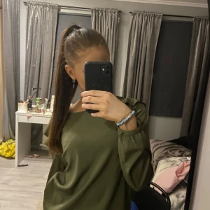 Olivgrön blus från Vero Moda - Superfin grön blus från Vero Moda, använder inte längre och därför säljer jag den. Den är i mycket bra skick som har inga defekter🌟 storlek XS men den hade nog passat en S också!🥰