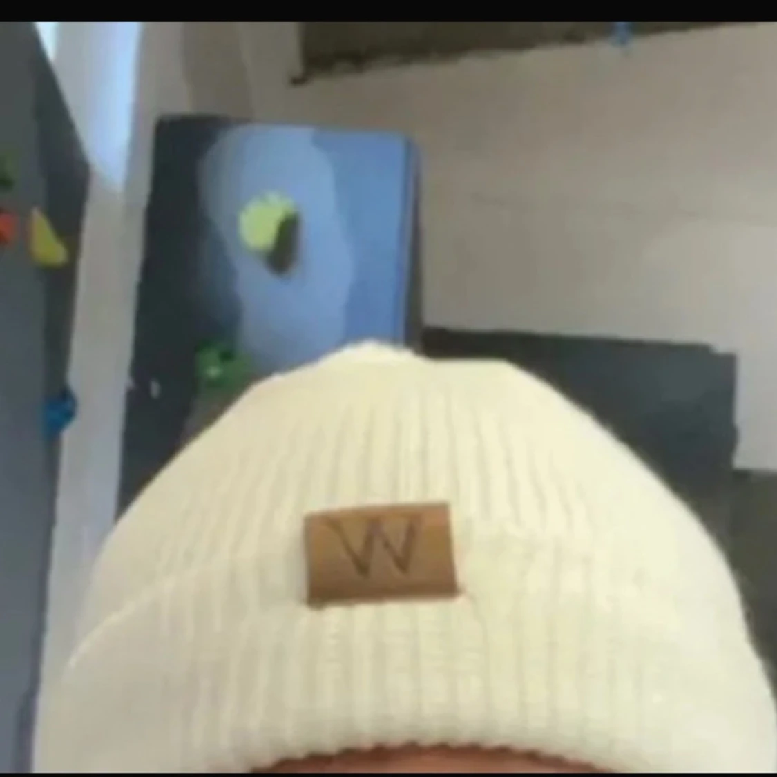 Beige ribbad mössa med logotyp - 90