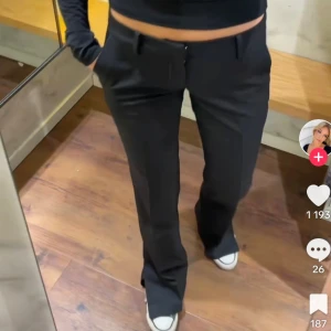 Svarta lågmidjade kostymbyxor - Säljer svarta lågmidjade kostymbyxor i nyskick. Byxorna är i modellen TALL. Passar mig som har storlek 36/38 för en lite oversized look.