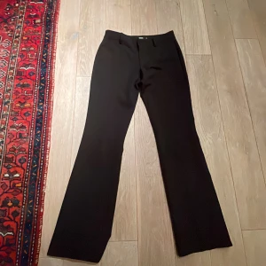 Svarta kostymbyxor från Bik Bok - Snygga svarta kostymbyxor från Bik bok i modellen Vera säljer då dom är alldeles för korta på mig som är 1,76