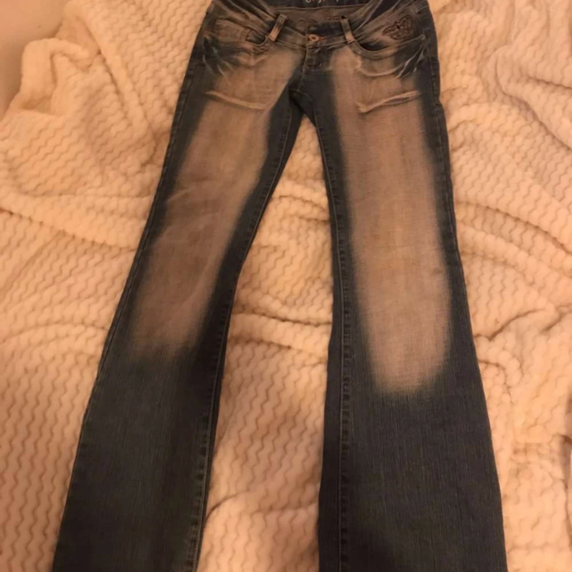 Blå jeans med broderade detaljer från Crazy Age - 91