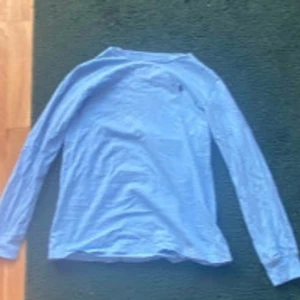 Ralph lauren - Säljer en enkel och bekväm blå långärmad tröja. Perfekt för vardagsbruk och passar bra till jeans eller chinos. Tröjan är i ny skick och har en normal passform. Perfekt för höst och vår!