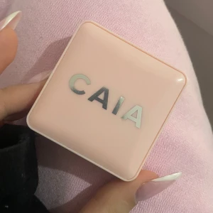 Rouge från CAIA - Säljer ett superfint rouge från CAIA i en snygg rosa förpackning. Färgen är en härlig nyans av rosa som ger en fräsch och naturlig look. Perfekt för att ge kinderna lite extra glöd! Förpackningen är kompakt och lätt att ta med sig.