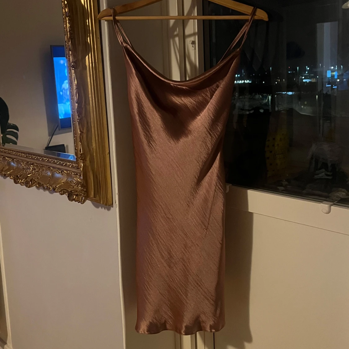 Oanvänd satin klänning från ASOS