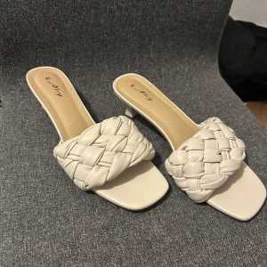 Beiga flätade klackar - Låga klackskor från skopunken som är använda fåtal gånger 