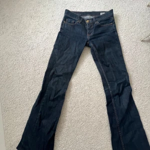 Mörkblå bootcut jeans - Säljer ett par snygga mörkblå bootcut jeans i bra skick. De är low waist och mina favorit jeans men de har tyvärr blivit för små🩷 