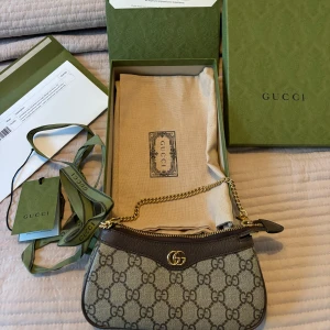 Gucci mini ophidia  - Mini ophidia väska från Gucci i brun färg. Canvas x läder i toppskick. Kommer med allt på bild (inkl kvitto).