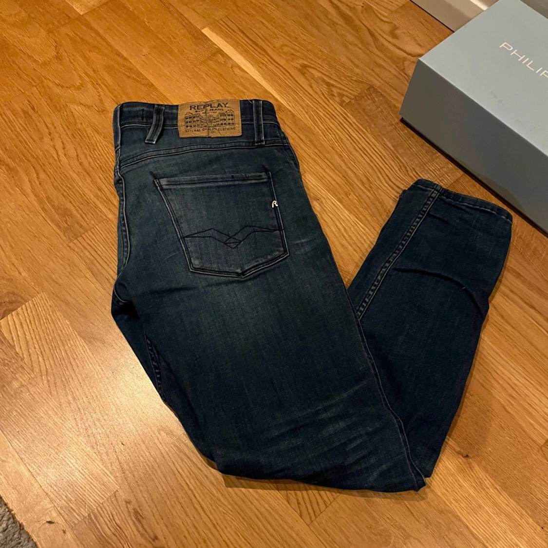 Mörkblå jeans från Replay - 90