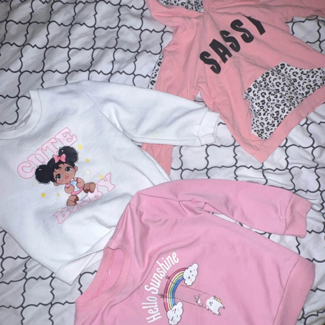 Tre färgglada barn tröjor med tryck