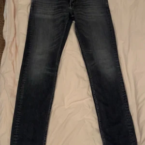 Svarta jeans från Tiger of Sweden - Snygga svarta jeans från Tiger of Sweden, i otroligt bra skick, nypris 1600kr mitt pris 375kr! Hör av dig vid frågor😁