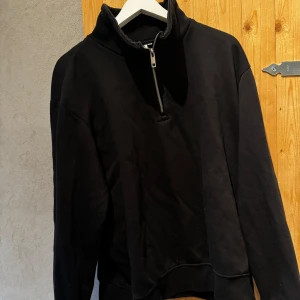 Svart tröja med dragkedja från Weekday - Säljer en svart tröja från Weekday i bra skick. Säljer för 200kr